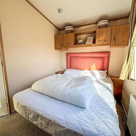 Lovely 6 Berth Caravan For Hire At Manor Park In Hunstanton Norfolk Ref 23044S Exterior photo